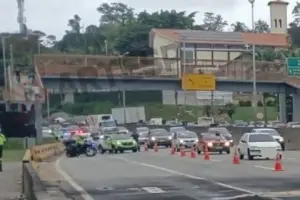 caminhao pega fogo raposo tavares cotia