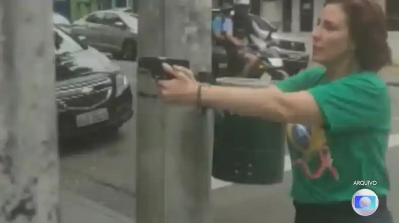 carla zambelli com arma