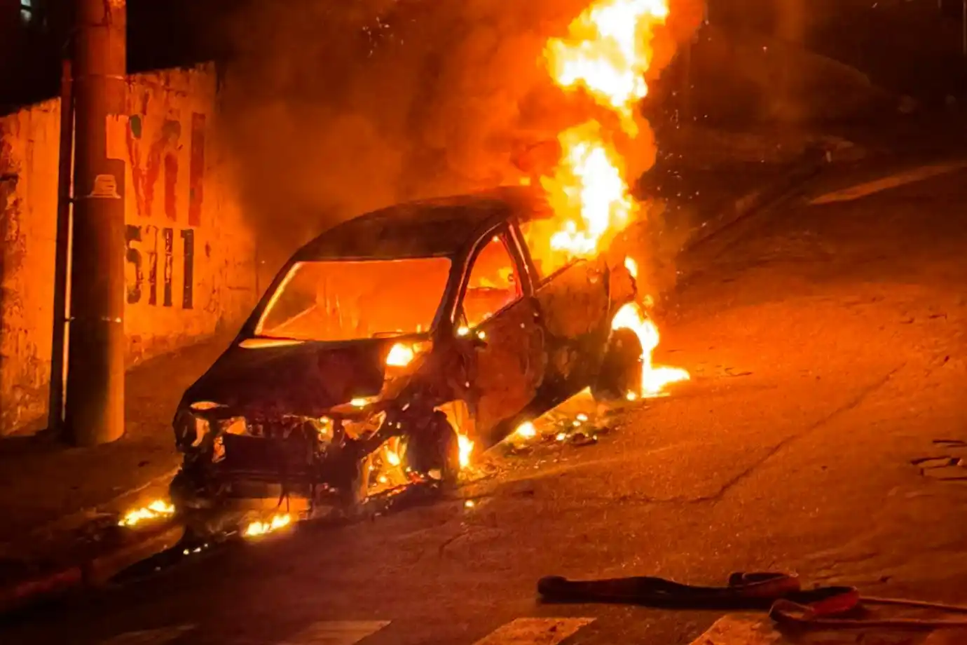 incendio destroi carro jandira