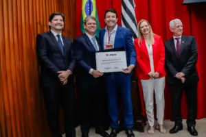 prefeito elvis cezar recebe certificado tce santana de parnaiba