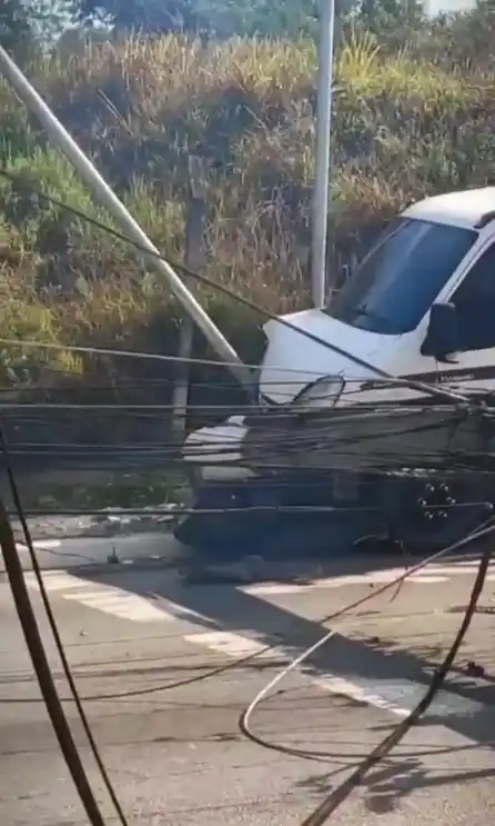 caminhao bate poste barueri