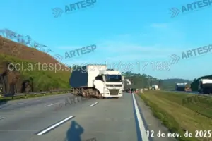 carreta bloqueia rodoanel em itapecerica da serra