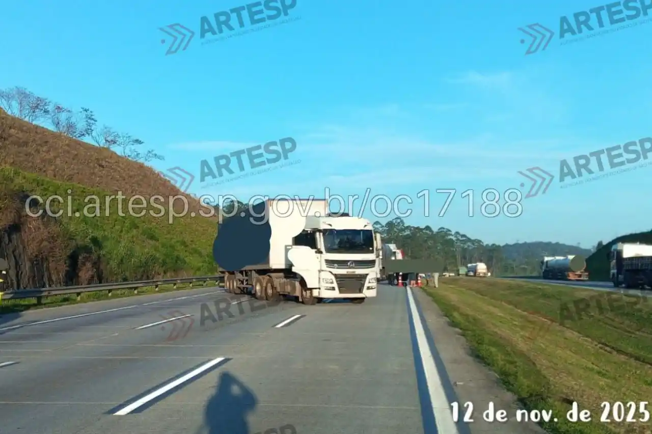 carreta bloqueia rodoanel em itapecerica da serra