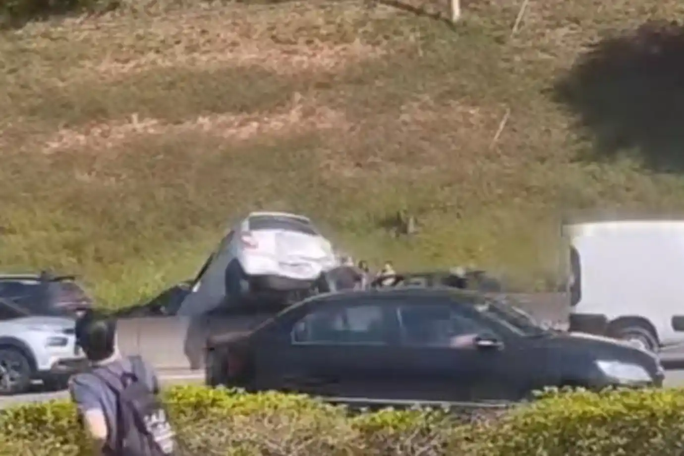 carro na mureta raposo tavares