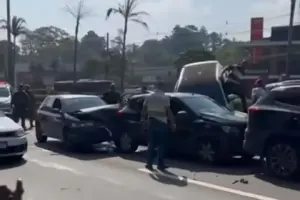 carro pendurado na mureta raposo tavares hoje
