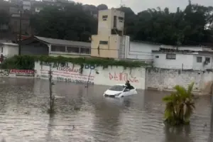 motorista fica ilhado carapicuíba