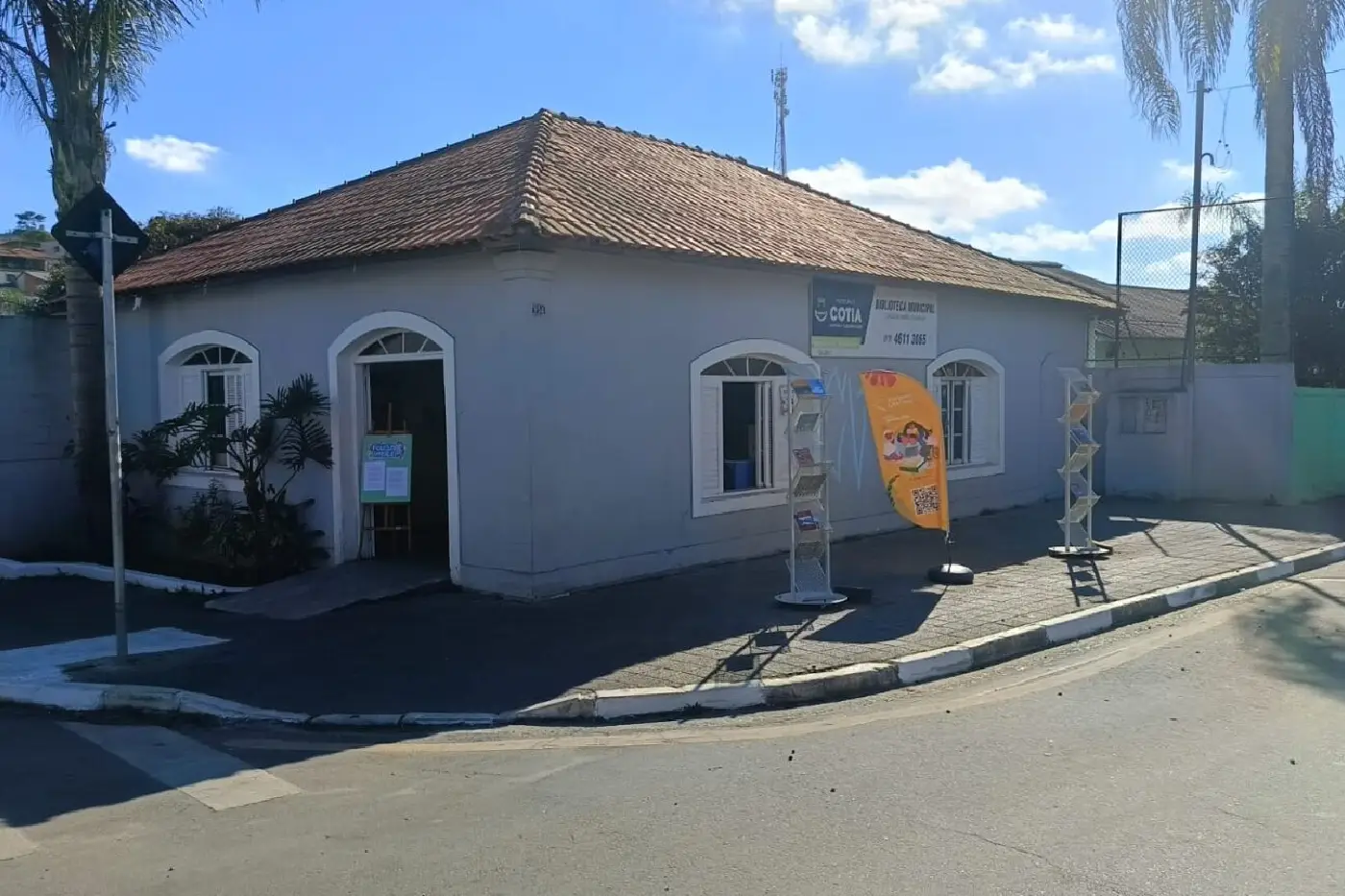 biblioteca carlos drummond de andrade cotia