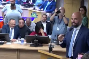 prefeito gerson pessoa em discurso na camara de osasco hoje