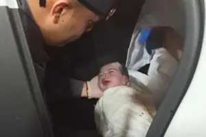 bebe nasce dentro de carro osasco