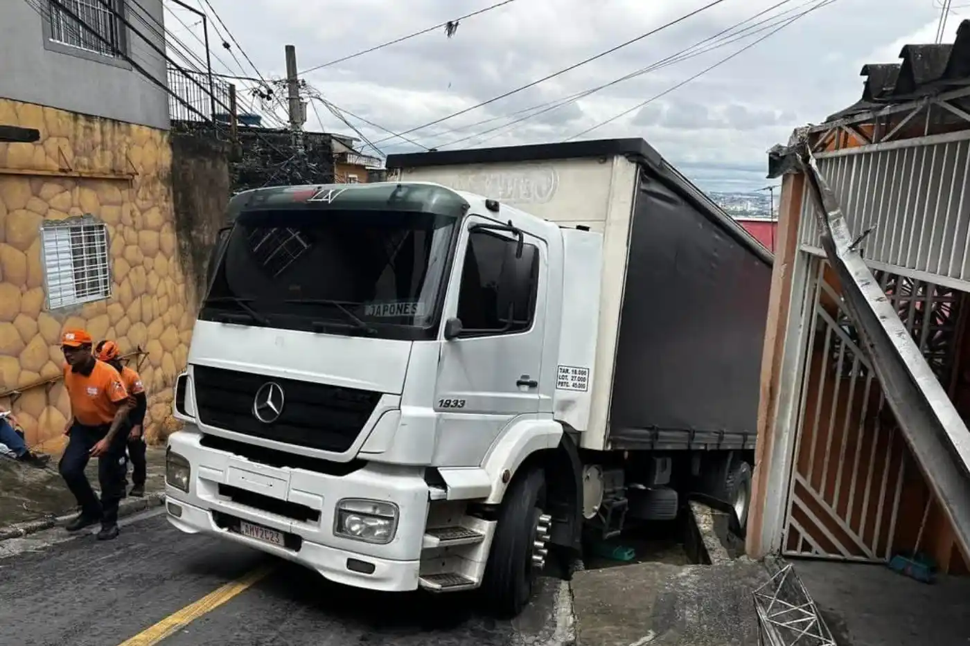 caminhao pendurado muro em osasco
