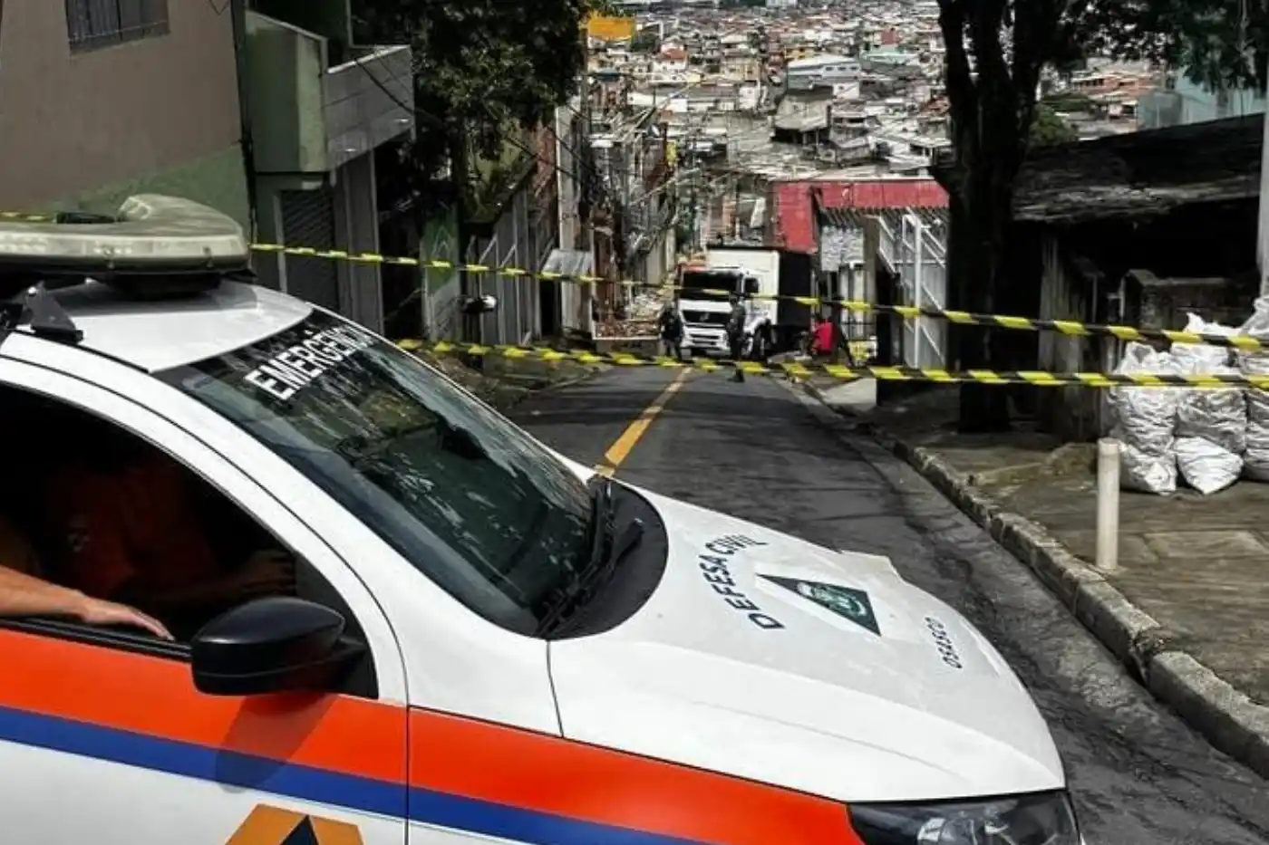 caminhao pendurado muro osasco