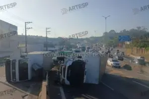 caminhões tombados raposo tavares cotia hoje
