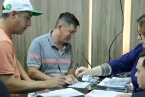 feirantes de cotia recebem alvará