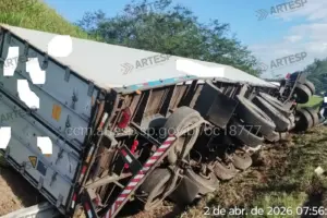 carreta tomba no rodoanel embu das artes