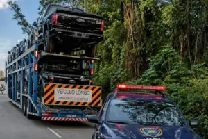 gcm de carapicuiba recupera caminhão roubado