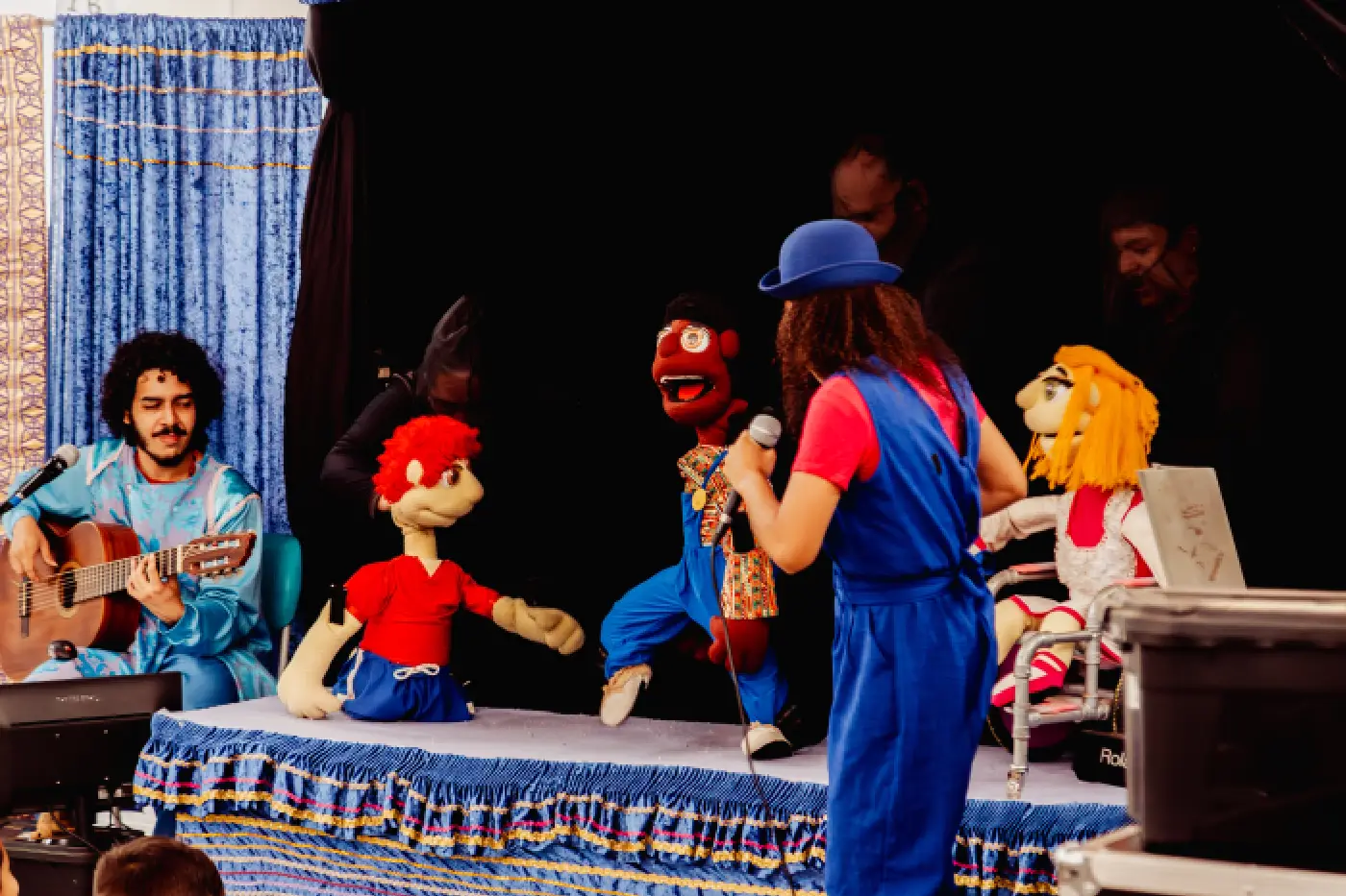 caravana em pequenos heróis