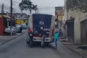 jovens pegam rabeira em onibus cotia