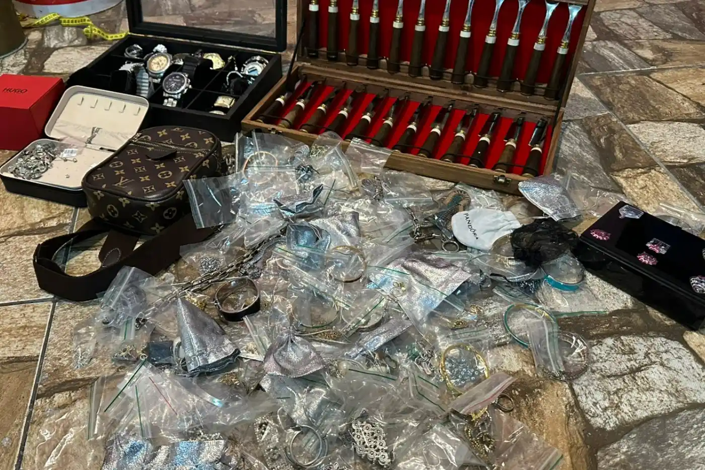 policia recupera joias e prende suspeito taboao da serra