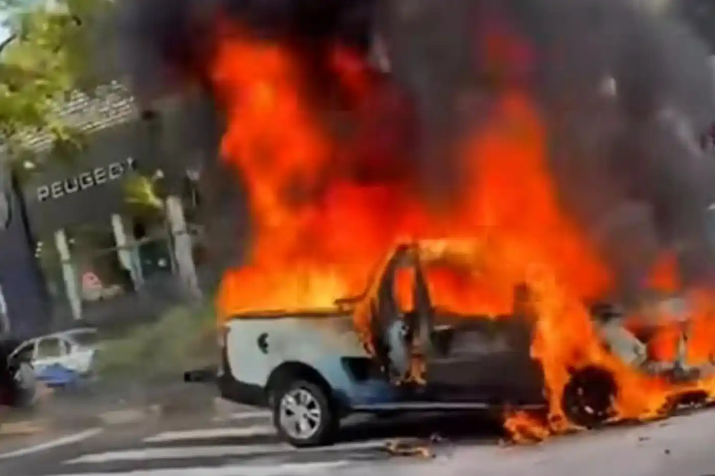 carro pega fogo em avenida de osasco