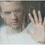 filme a Última casa na netflix com wagner moura e greta lee