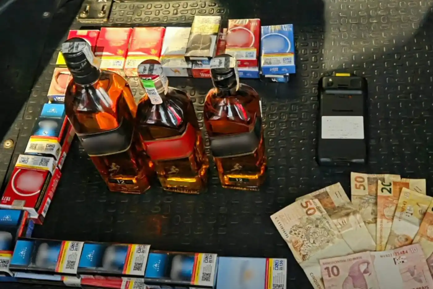 homem é preso após roubo a mercado pm