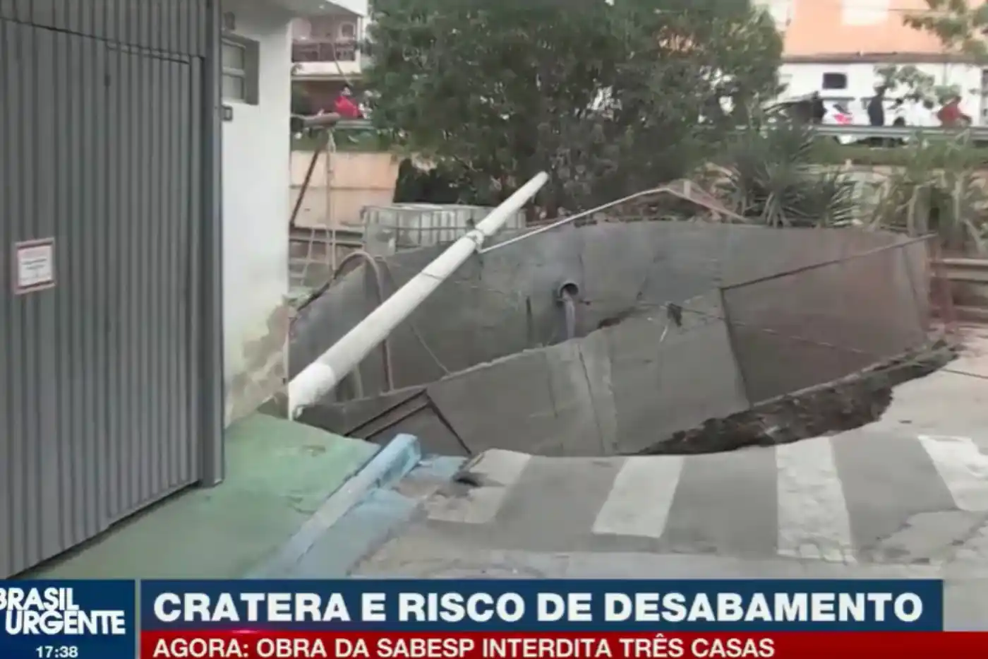 obra da sabesp abre cratera em osasco