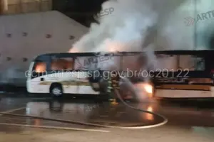 onibus pega fogo na castello branco hoje