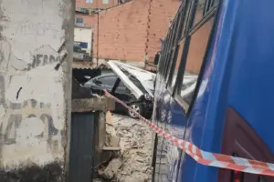 onibus perde controle e atinge carros em itapevi