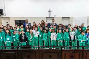 alunos visitam forum de osasco