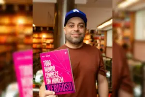 autor de carapicuiba lanca livro todo mundo conhece um homem perigoso