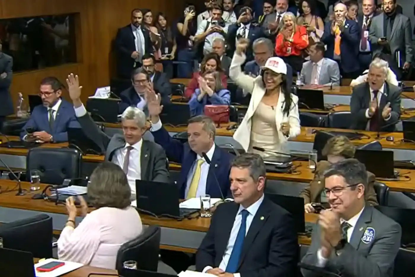 comissao senado aprova fim da escala 6x1