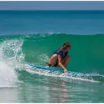 leslie amaral representa são sebastião em campeonato internacional de surfe da wsl