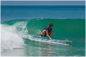 leslie amaral representa são sebastião em campeonato internacional de surfe da wsl