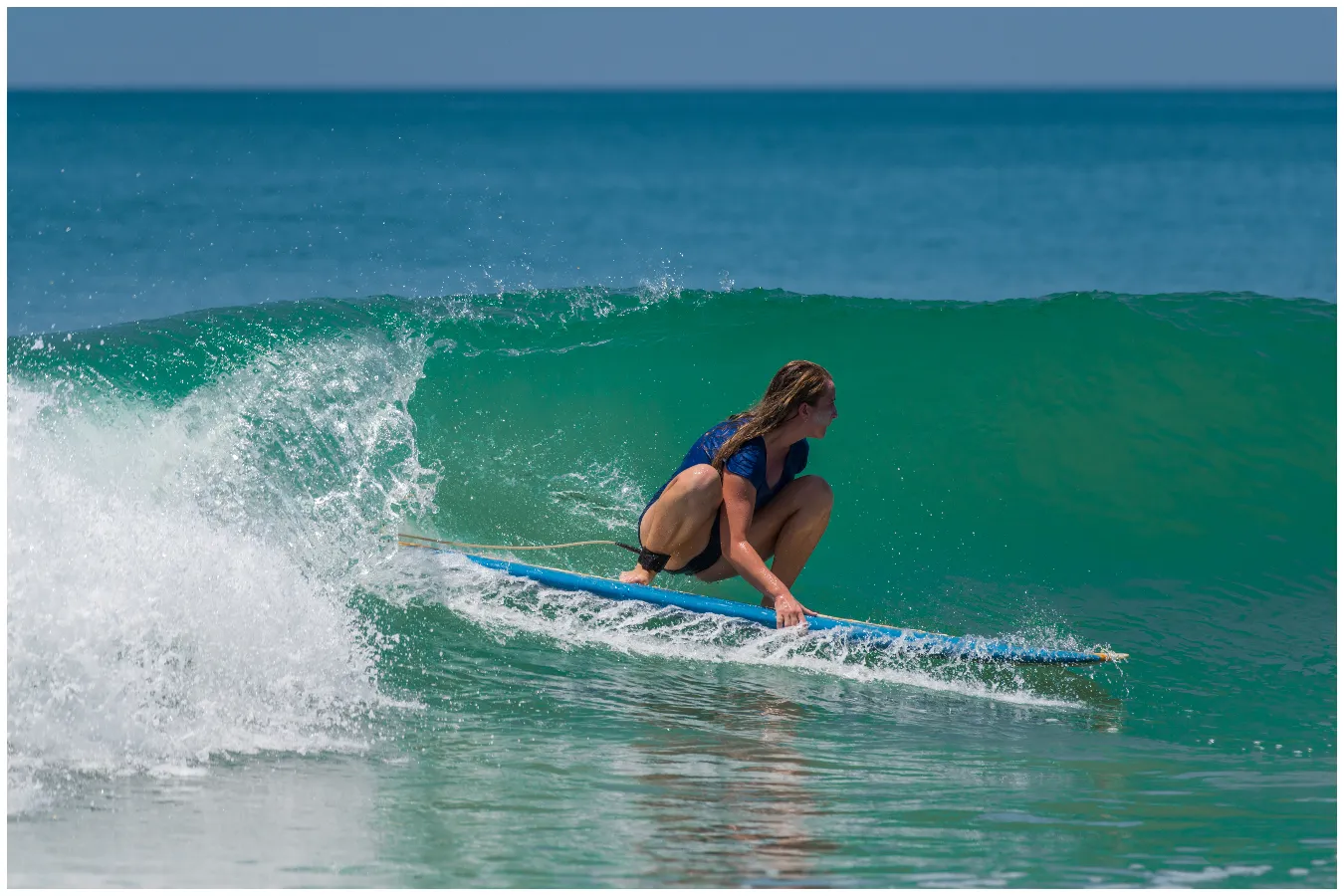 leslie amaral representa são sebastião em campeonato internacional de surfe da wsl