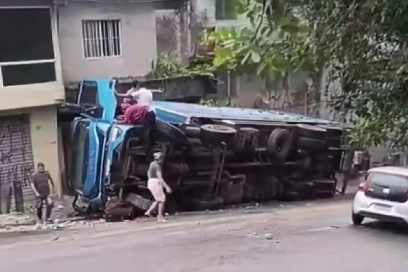 caminhao tomba osasco hoje