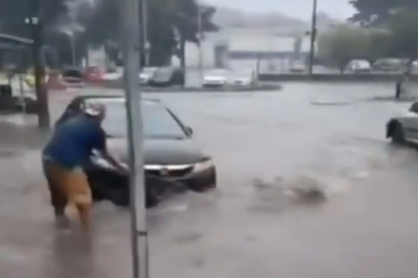 forte chuva provoca alagamentos carapicuíba